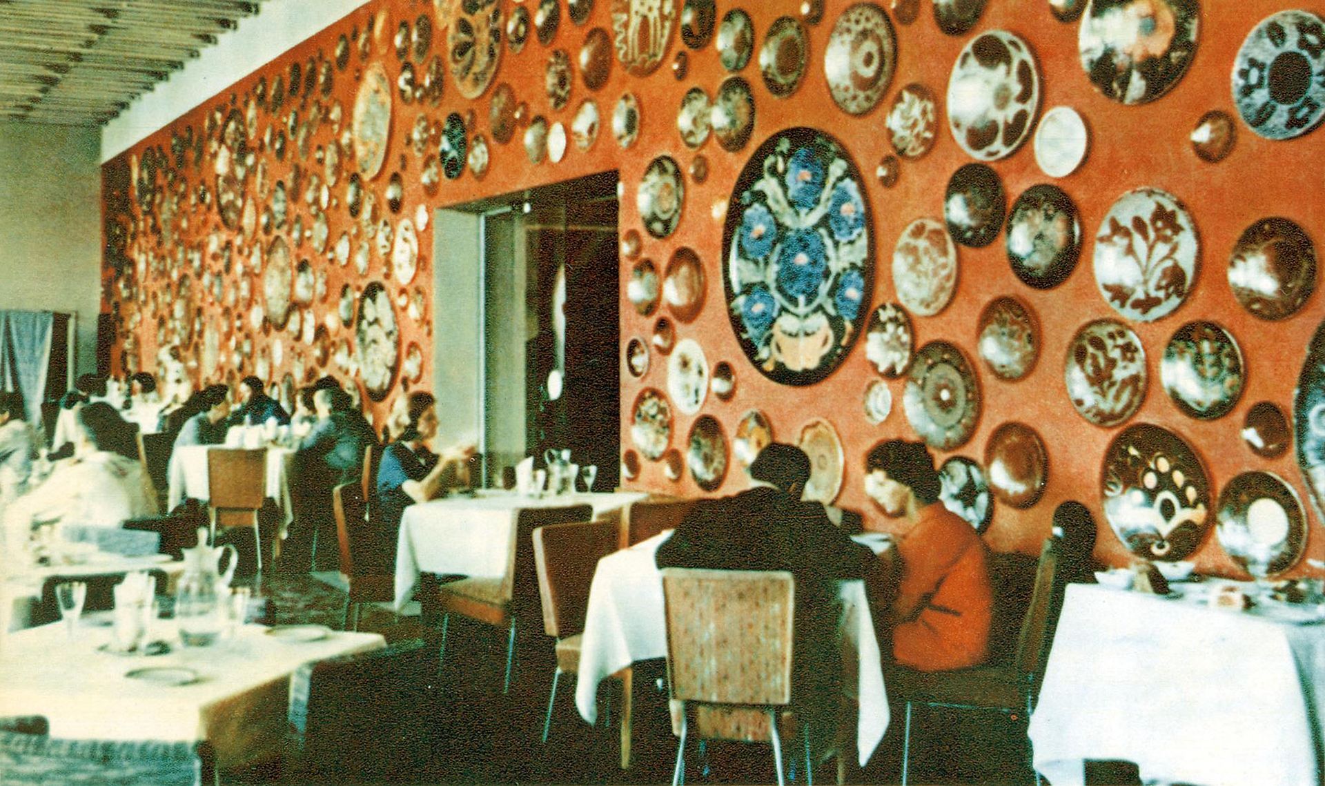 Унікальне оздоблення стіни у ресторані київського готелю "Дніпро"