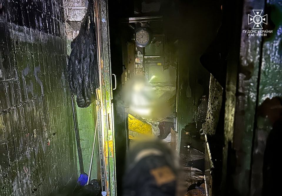 Пожарные обнаружили двух мертвых людей. Фото: ГУ ГСЧС в Киеве