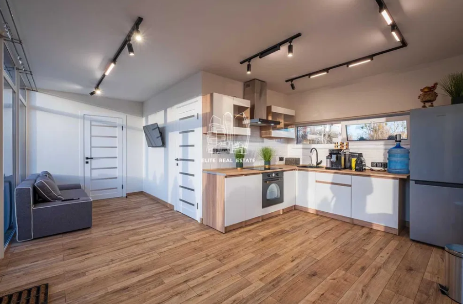 Вонбот оснащен плитой со варочной поверхностью, духовым шкафом, микроволновкой, холодильником и т.д.