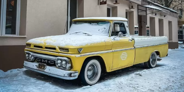 Пікап GMC 1964 року приїхав до Києва зі США нещодавно