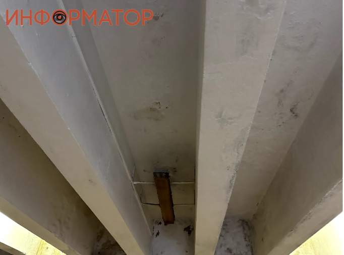 Стелю регулярно підфарбовують, кажуть місцеві