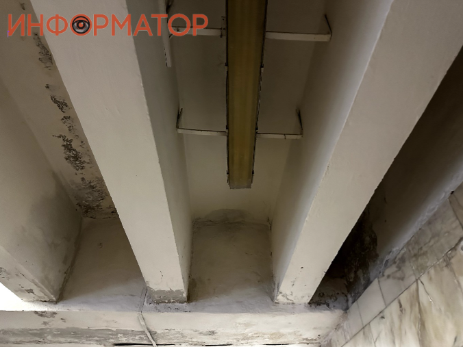 Утім, сліди води все одно помітні на стелі