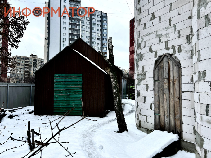 Чи то капличка, чи то підсобка, забита дерев'яним трапом