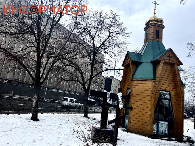 Втім, каплиця знаходиться на історичному місці, де у 1970-х зруйнували стару церкву