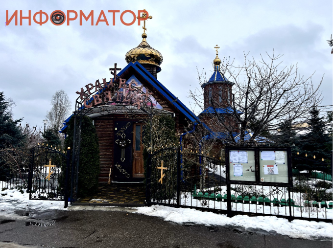 На Лісовому кладовищі - капітальна дерев'яна церква з дзвінницею