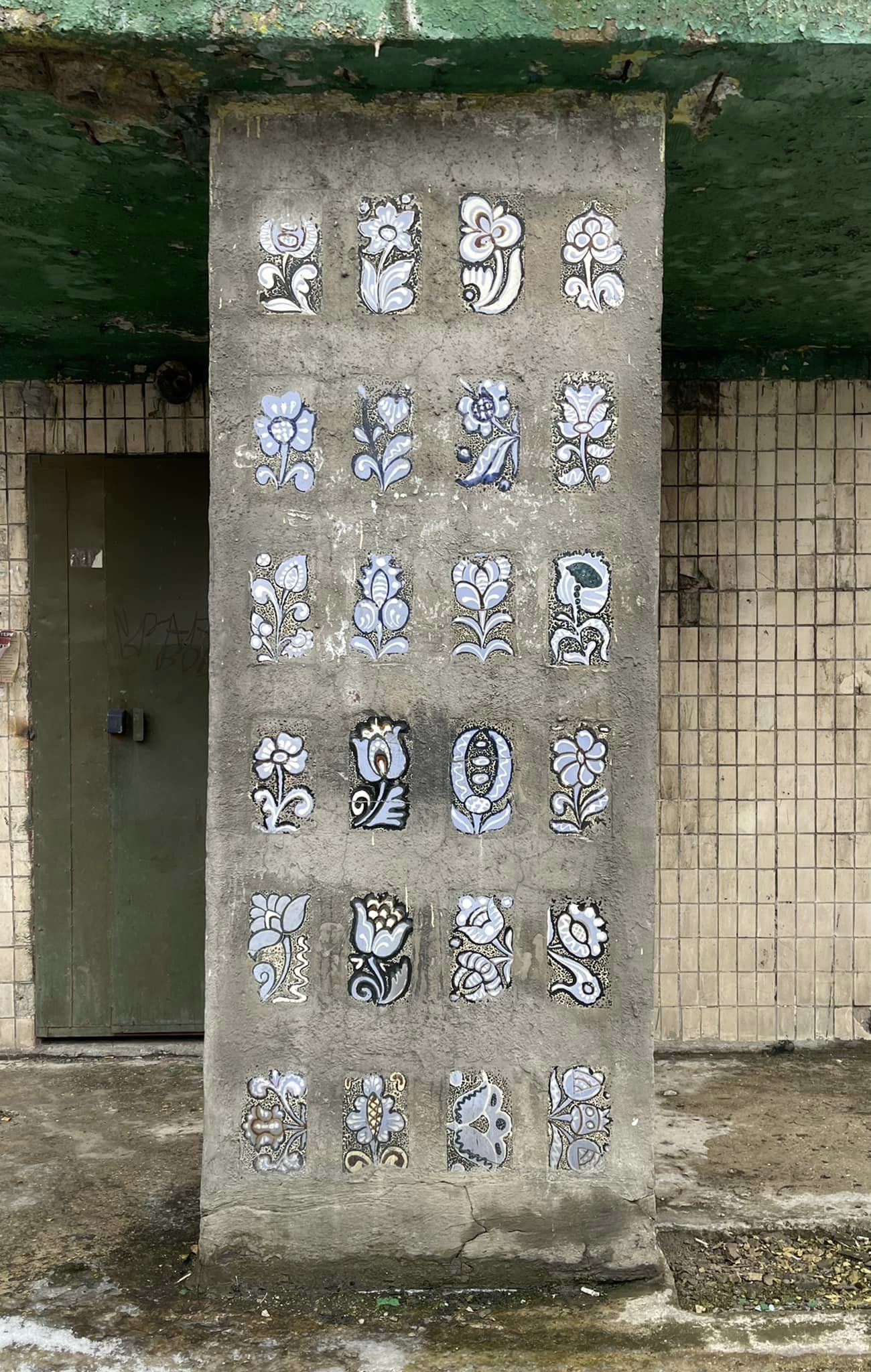 Антон Короб пишет, что наборы на каждом подъезде разнятся: каждый является уникальной композицией