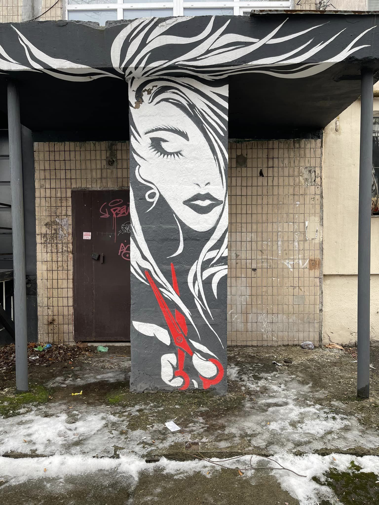 Так выглядит реклама парикмахерской поверх майоликовых плиток