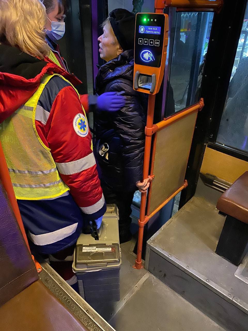 Медичний працівник та жінка Медичний працівник та жінка