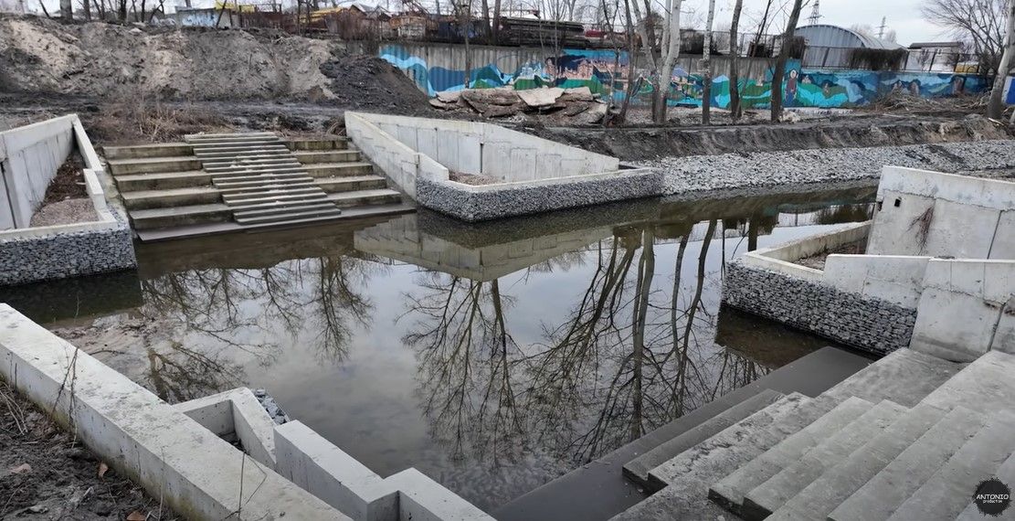 Зверху це місце схоже на хрест.