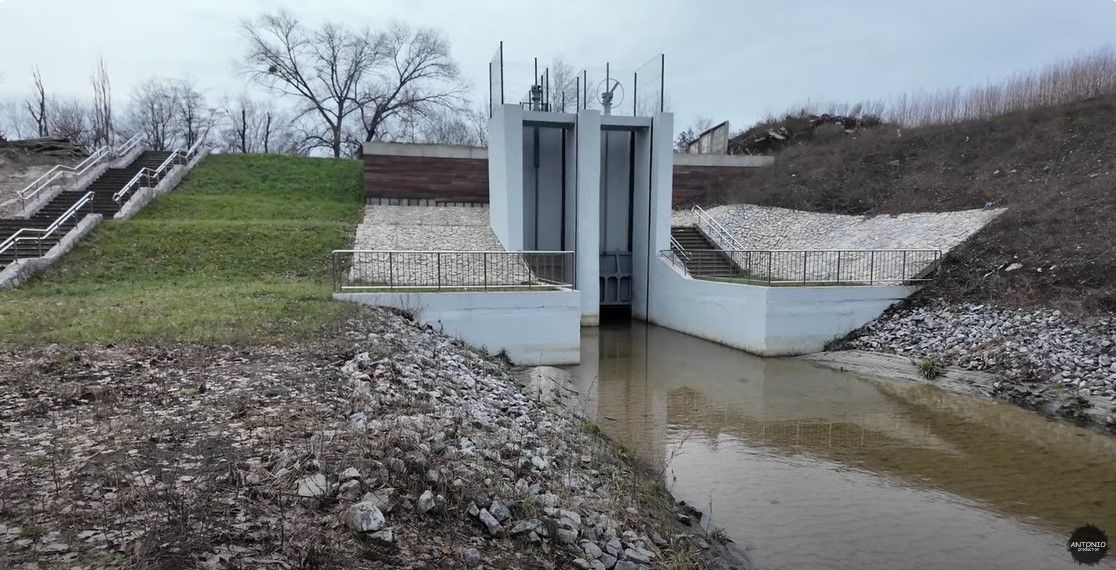 На річці встановили шлюз.