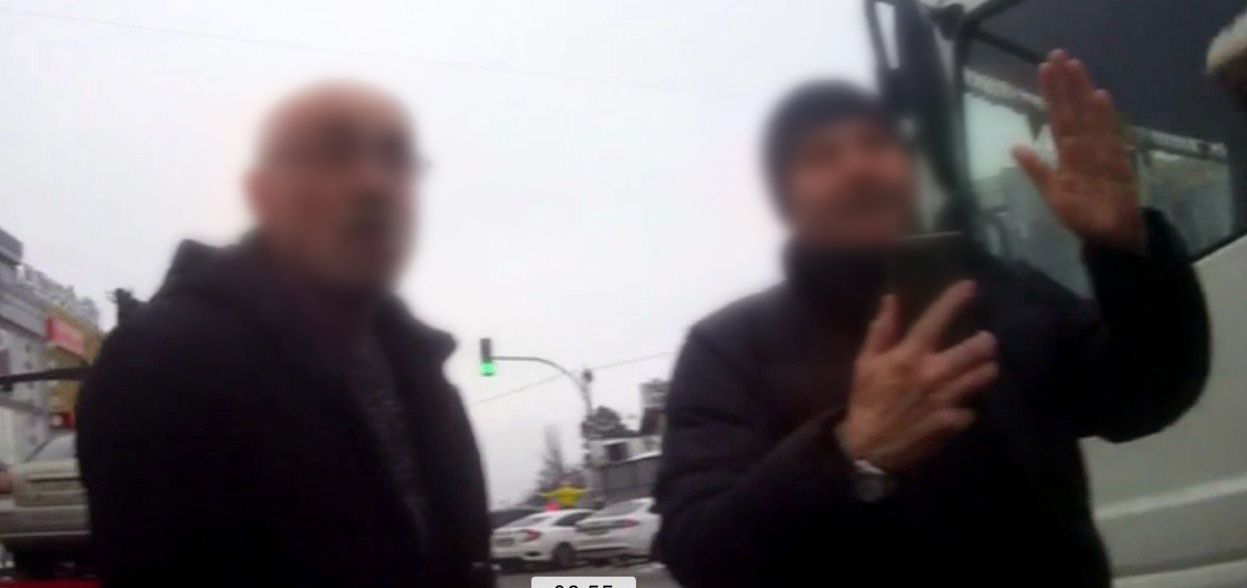 Двоє чоловіків напали на інспектора та водія. Фото - Київрада