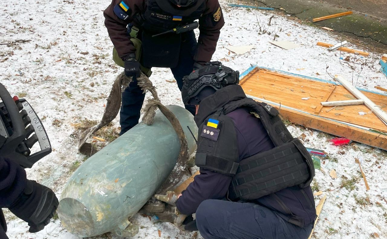 Саперы изымают боевую часть ракеты. Фото: ГСЧС
