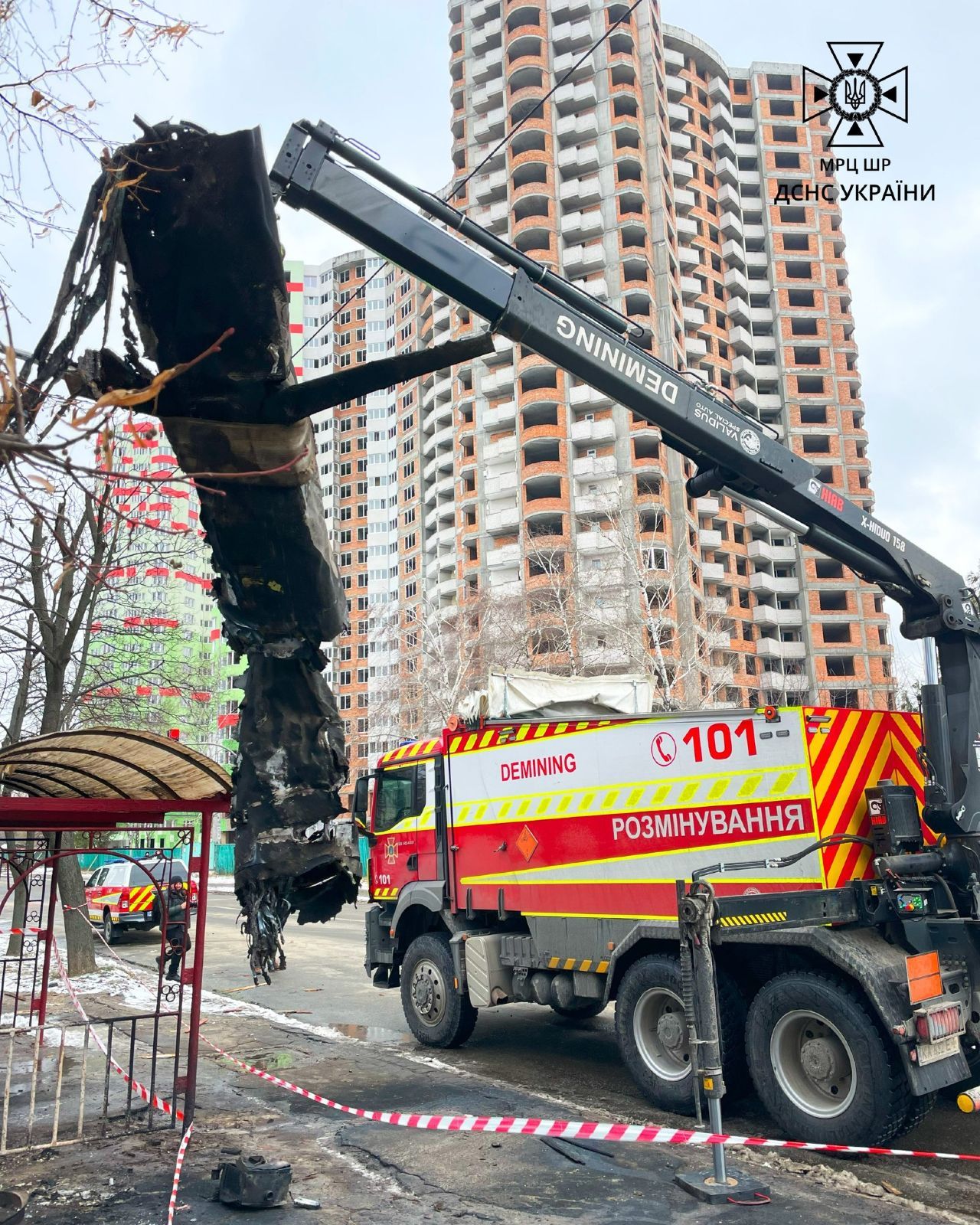 Обломки погрузили на спецавтомобиль разминирования и вывезли