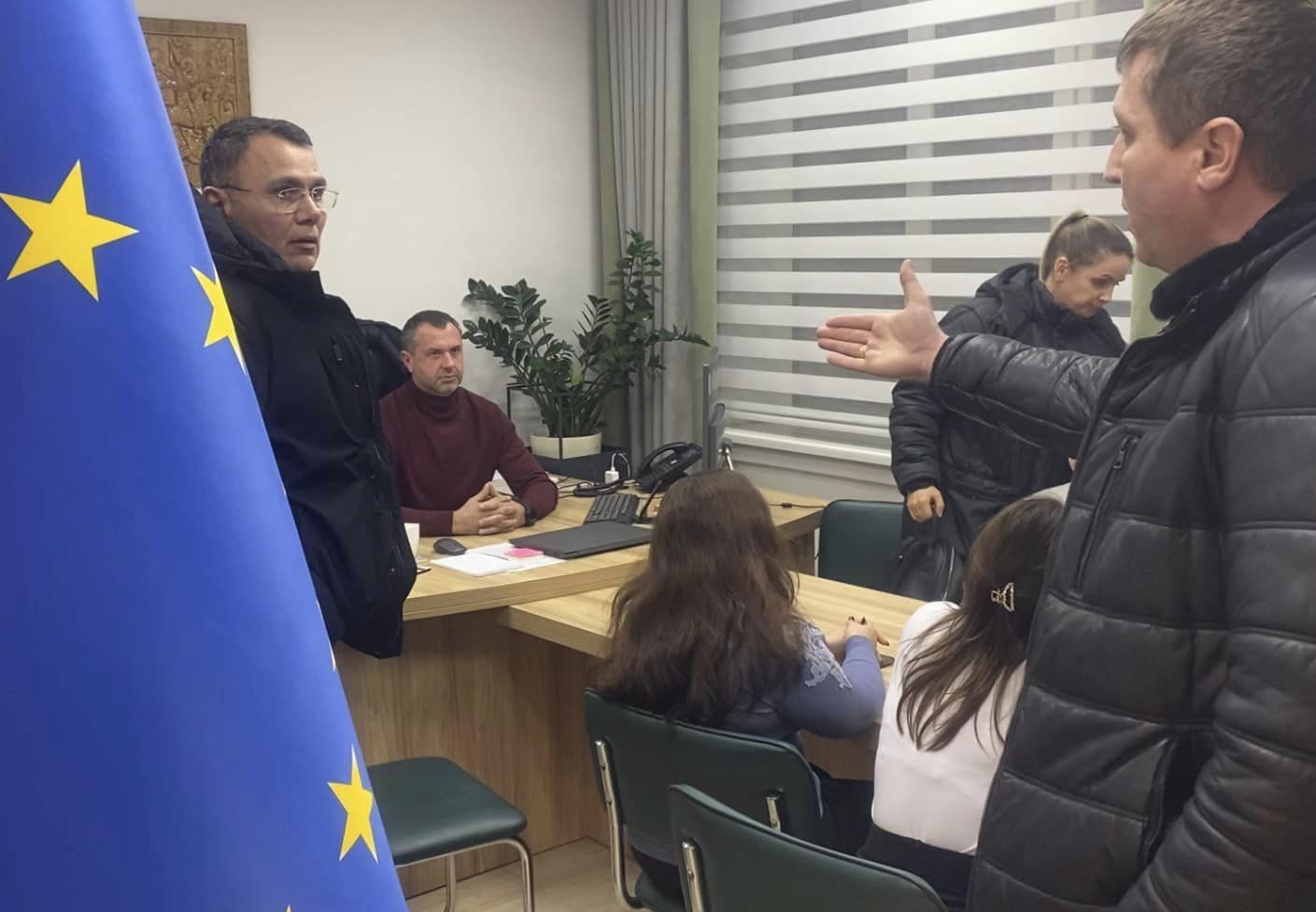 Активисты запечатлели на фото, как Дмитров сидит в собственном рабочем кресле