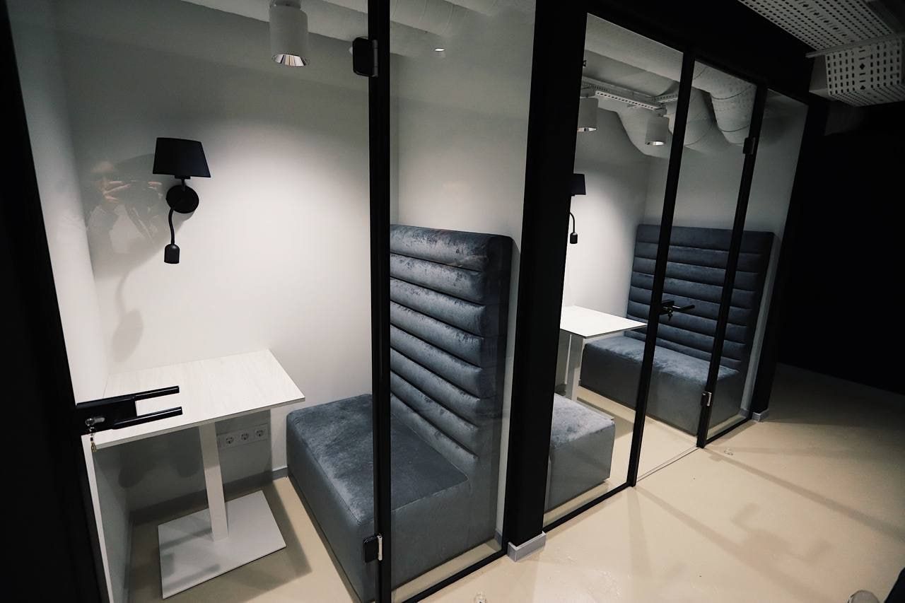 У бібліотеці КПІ зʼявилось перше в Україні смарт-укриття з коворкінгом та ліжками: як воно виглядає 3