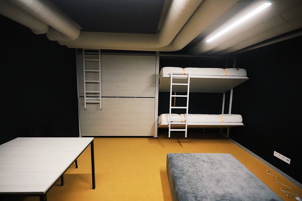 У бібліотеці КПІ зʼявилось перше в Україні смарт-укриття з коворкінгом та ліжками: як воно виглядає 5