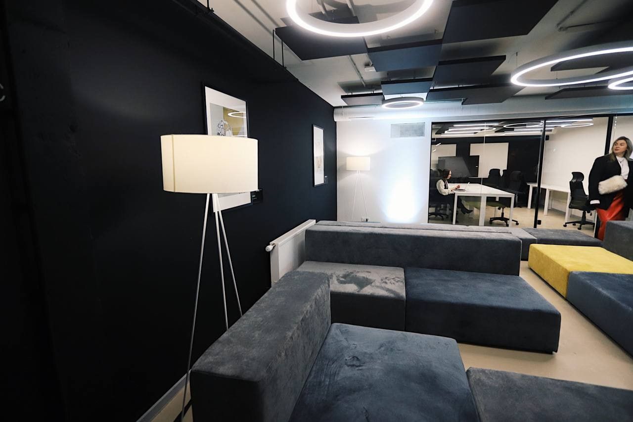 У бібліотеці КПІ зʼявилось перше в Україні смарт-укриття з коворкінгом та ліжками: як воно виглядає 4