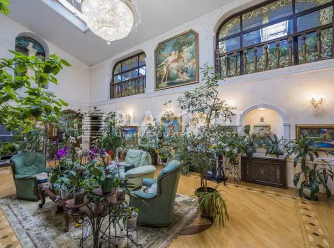 Висота стель у "житловій" зоні подекуди сягає 7 метрів