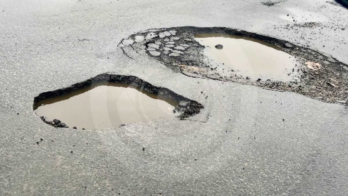 Ями загрожують безпеці руху - глибина більше за 10 см Ями загрожують безпеці руху - глибина більше за 10 см