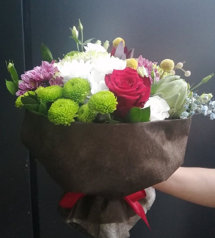 Приблизно такі букети замовили для чиновників.