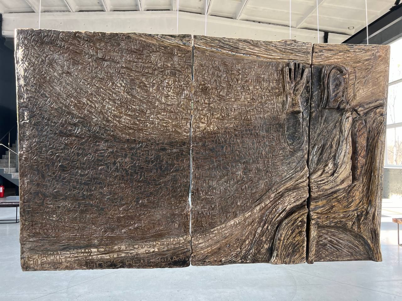 У своїх роботах Олександр Животков використовує нетрадиційні матеріали - картон, папір, марлю, пісок, землю, попіл