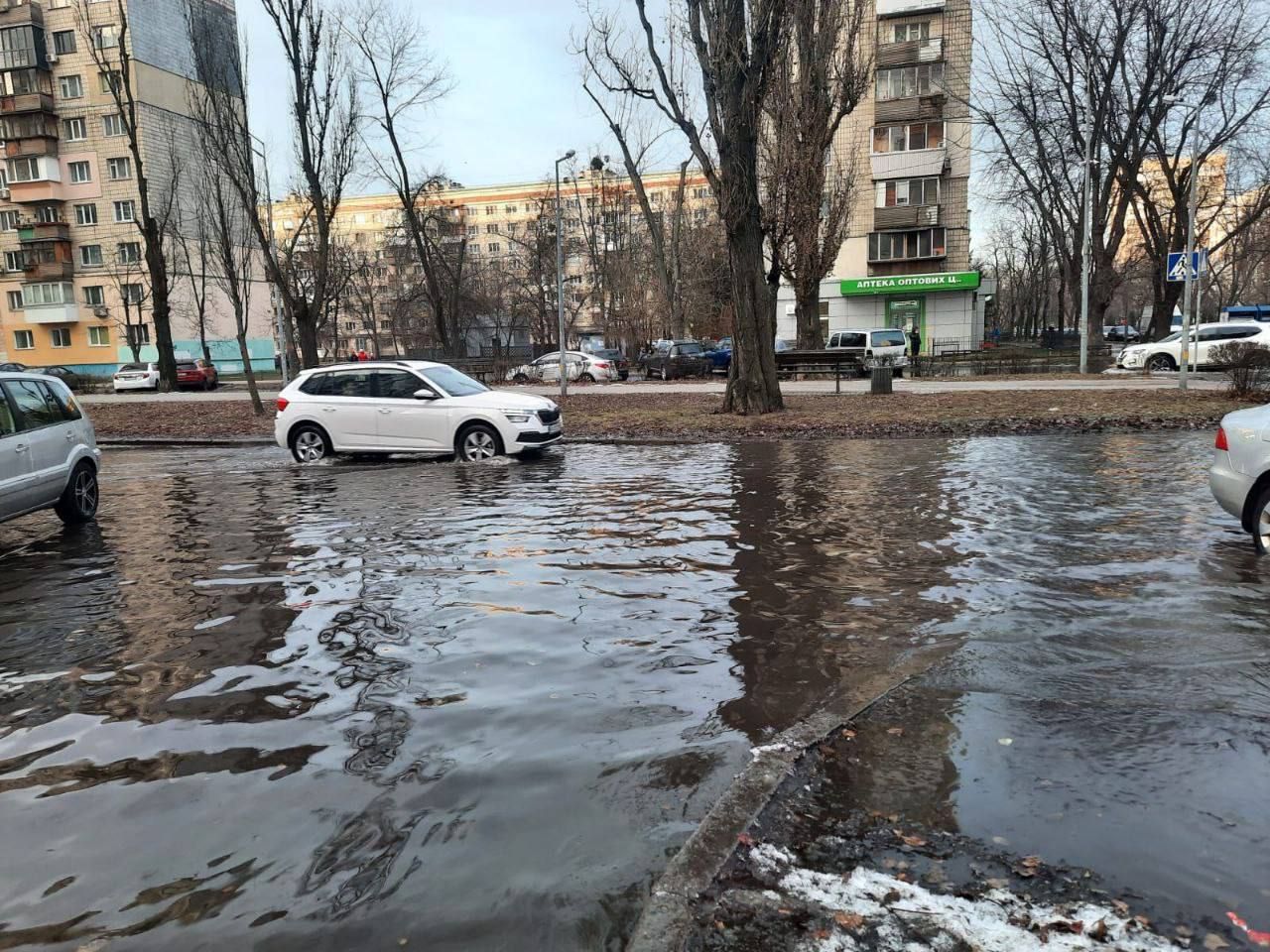 Вода затопила дорогу