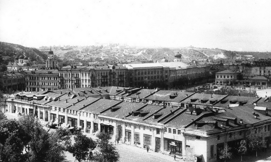 Будівля "Гостиного двору" у середині ХХ сторіччя, фото - Вікіпедія