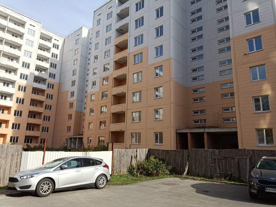 Цей будинок звели понад 15 років тому. Фото - Вісті-Бориспіль. Цей будинок звели понад 15 років тому. Фото - Вісті-Бориспіль.