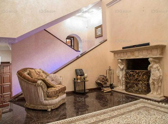 Менший за розміром камін біля хідця на другий поверх виглядає більш домашнім. Фото IDGroup Менший за розміром камін біля хідця на другий поверх виглядає більш домашнім. Фото IDGroup