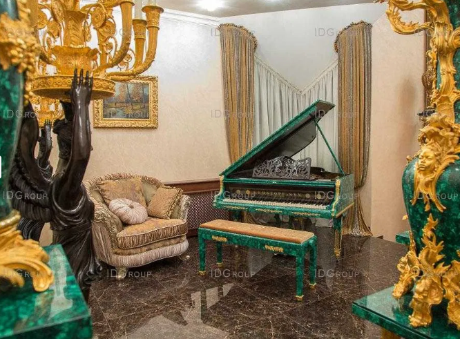 Бірюзовий рояль з бірюзовими вазами. Фото IDGroup Бірюзовий рояль з бірюзовими вазами. Фото IDGroup