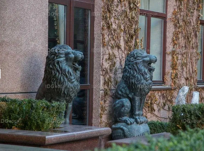 Стиль "дорого-богато" наполягає: перед входом мають бути леви. Фото IDGroup Стиль "дорого-богато" наполягає: перед входом мають бути леви. Фото IDGroup