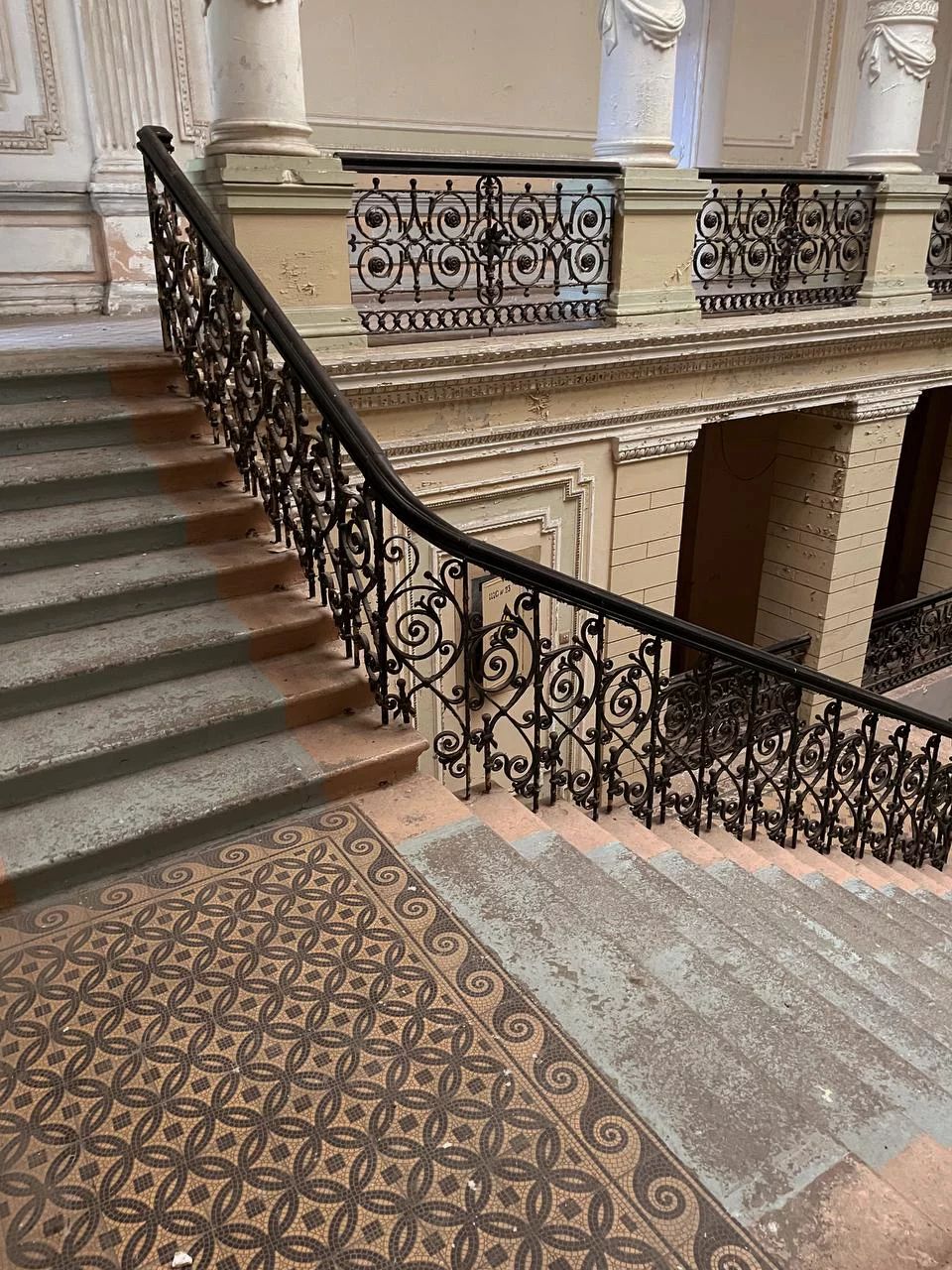 Красива споруда стоїть покинута. Красива споруда стоїть покинута.