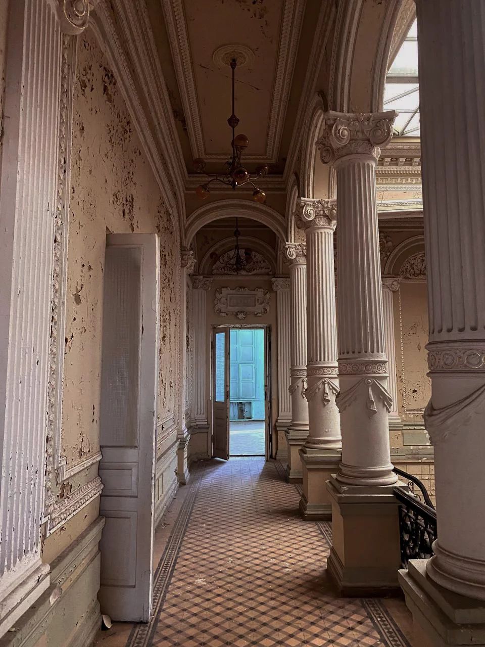 Прокуратура вважає, що нібито не сплачена орендна плата за землю під палацем. Прокуратура вважає, що нібито не сплачена орендна плата за землю під палацем.