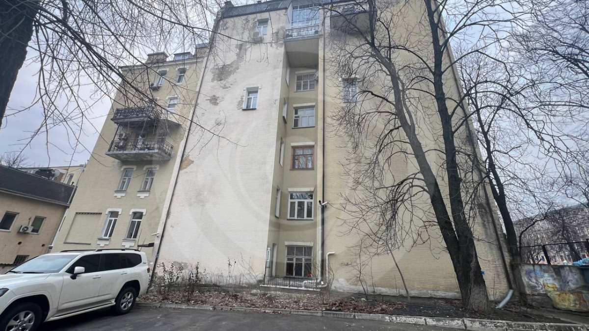 На вірхньому поверсі добудовано балкон На вірхньому поверсі добудовано балкон