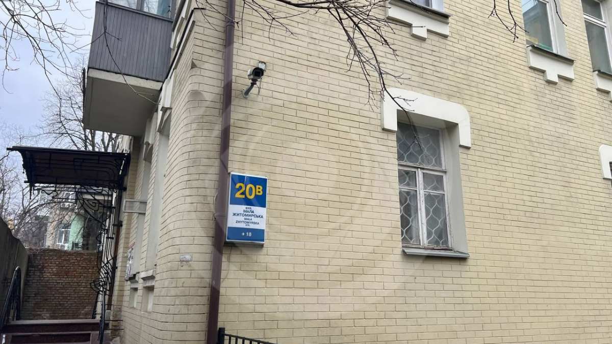 Загалом будинок та під'їзд справляє гарне враження Загалом будинок та під'їзд справляє гарне враження