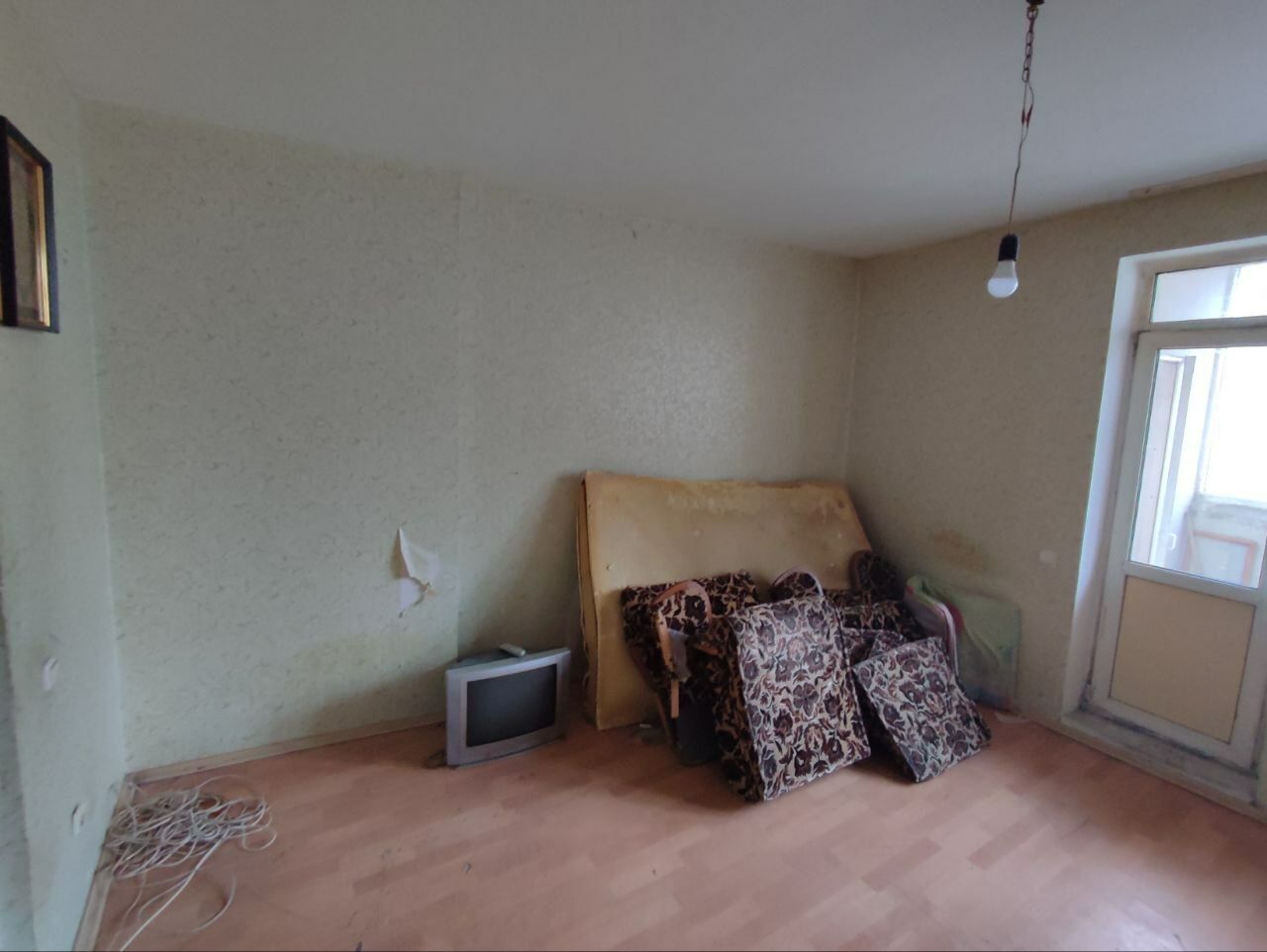 Над старими меблями - лише гола лампочка