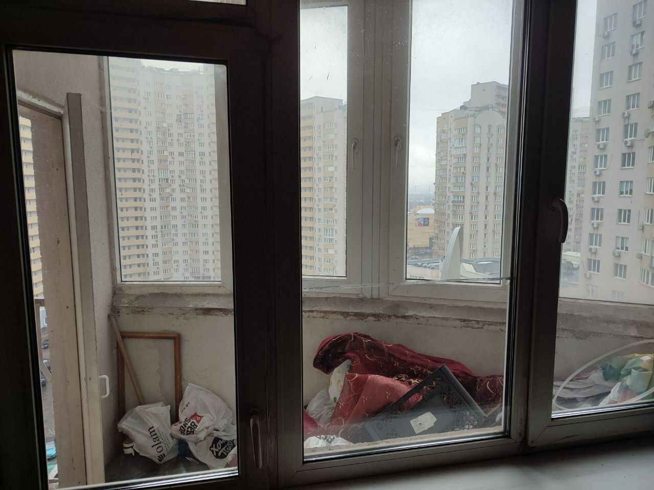 На балконі - будівельне сміття