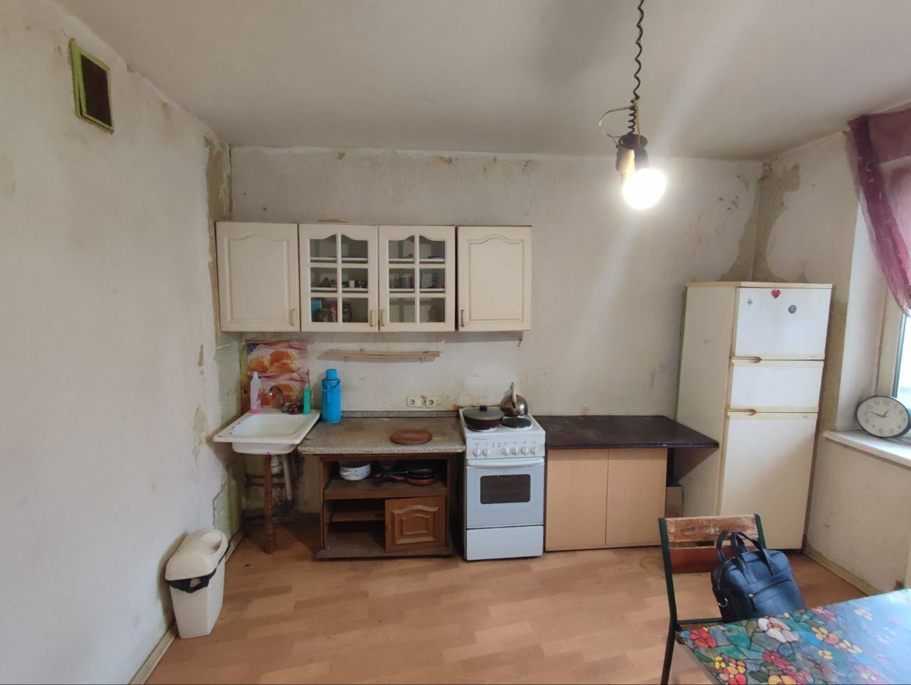 Стільці, ймовірно, походять з літньої тераси кафе