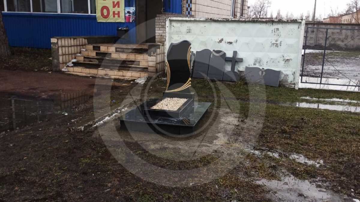 Так виглядав надгробок з пам'ятником, що встановив Олександр