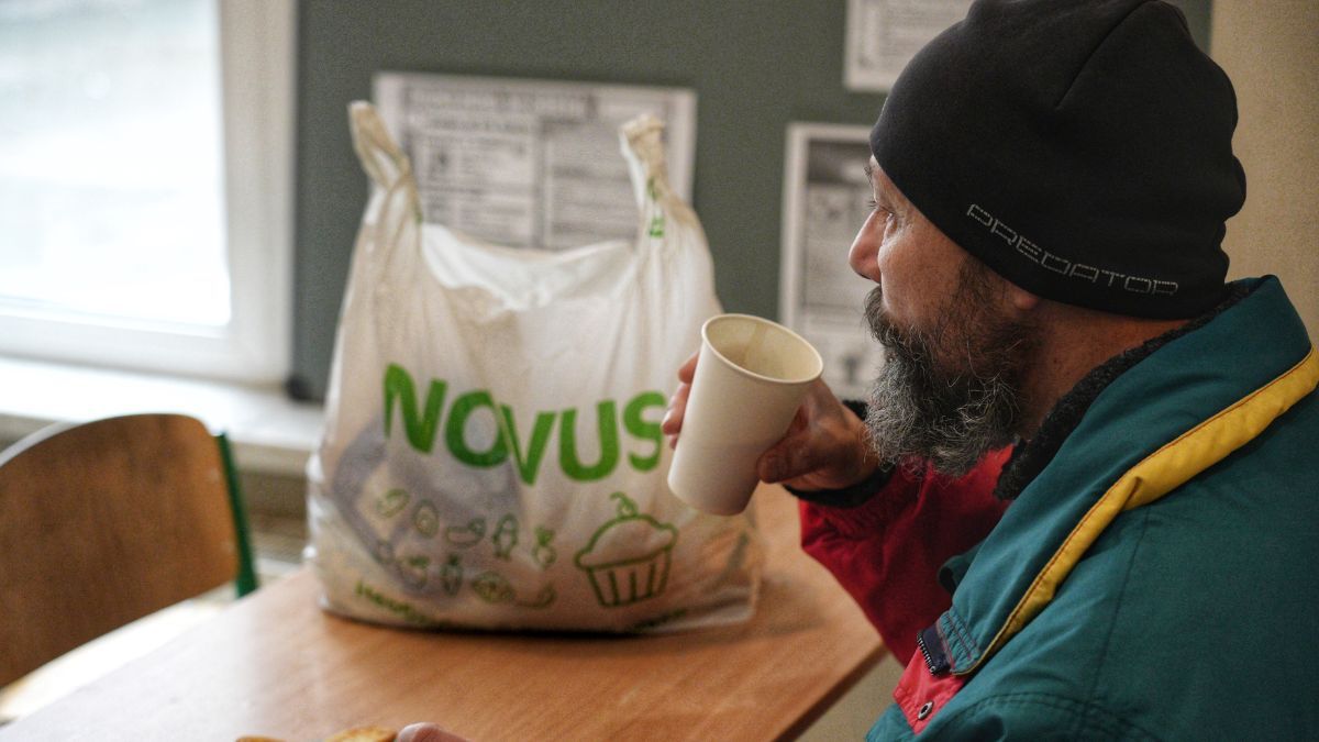 Чоловік, що втратив житло внаслідок влучання у будинок. Чоловік, що втратив житло внаслідок влучання у будинок.