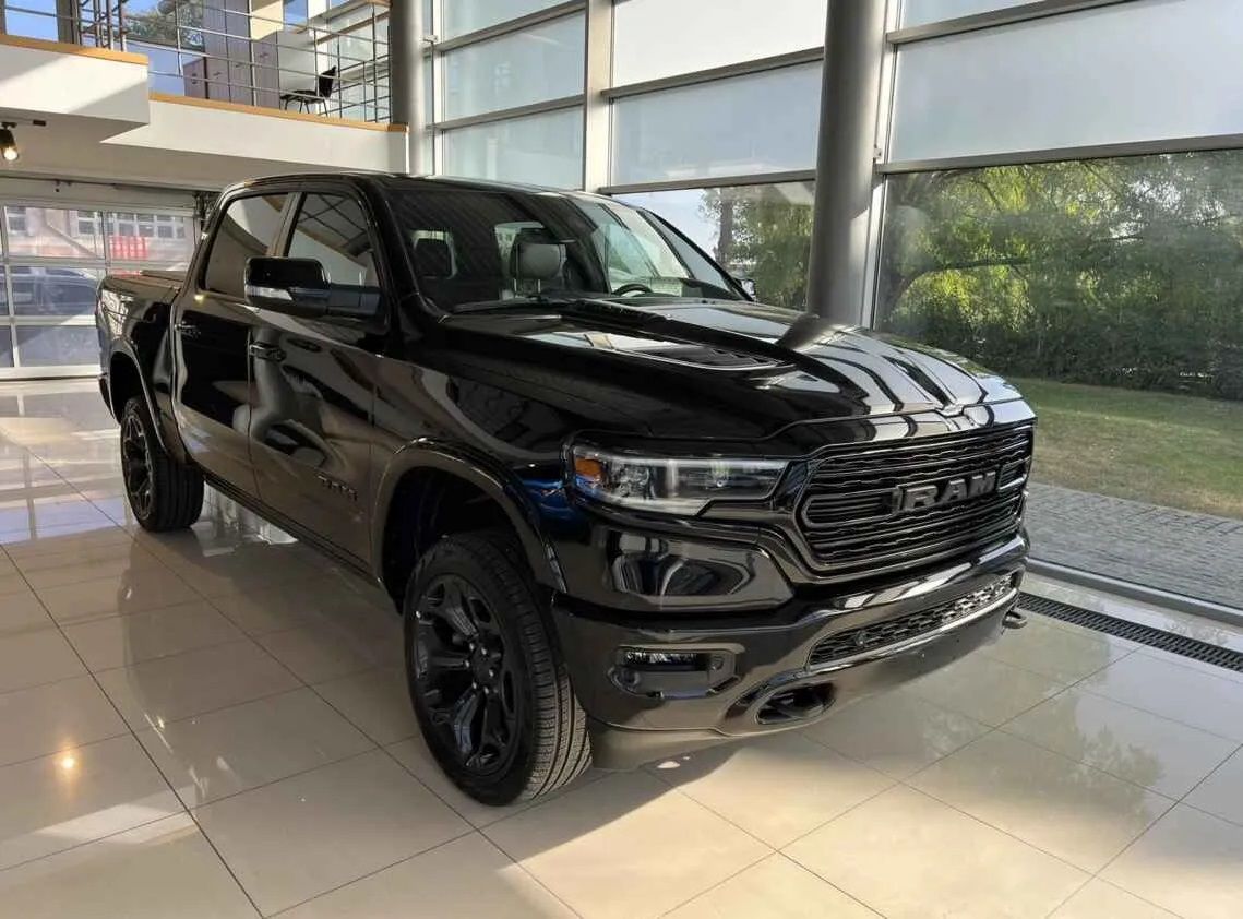 Патрульные отремонтируют служебные автомобили.