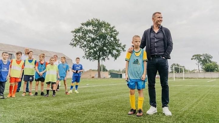 Андрей Шевченко собирал деньги на стадион, на котором играл в детстве. Андрей Шевченко собирал деньги на стадион, на котором играл в детстве.