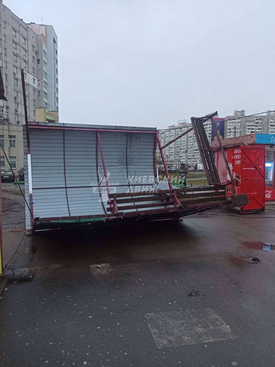 Зупинку вирвало шквальним поривом вітру Зупинку вирвало шквальним поривом вітру