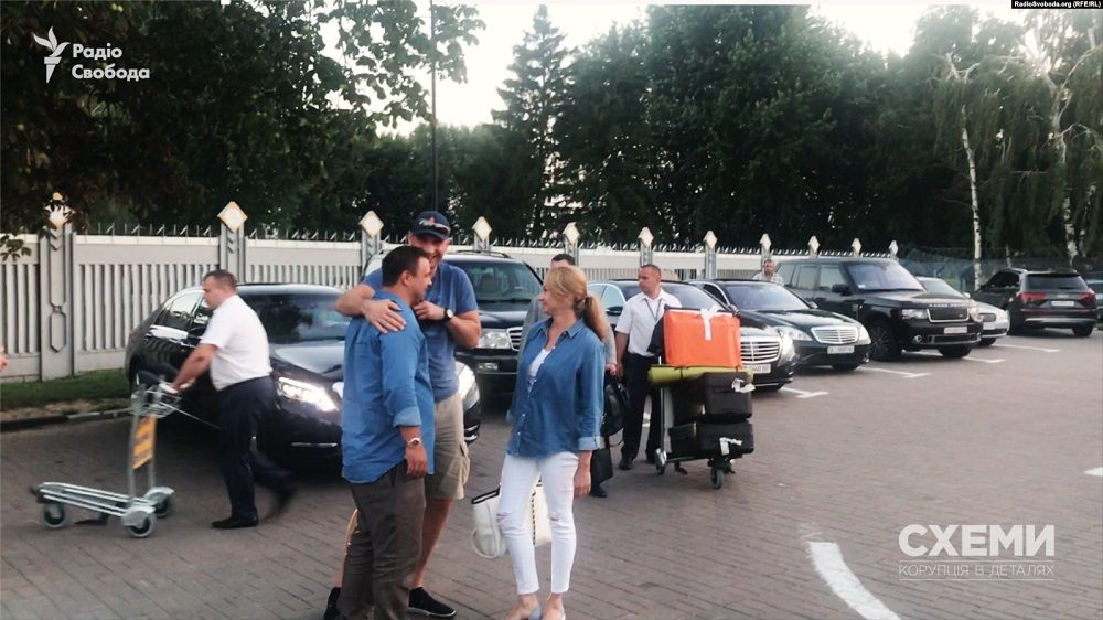 Мера Києва помітили, коли він виходив із Микитасем з одного літака. Фото – СХЕМИ