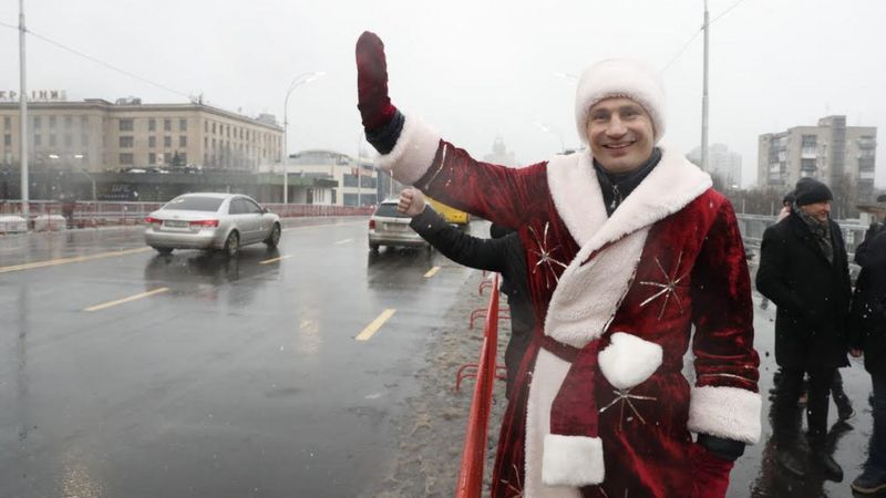 Мер Києва перевдягнувся у Діда Мороза та відкрив частину мосту.