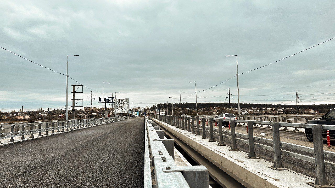 Рух відбудованим мостом через річку Ірпінь повністю відновлено
