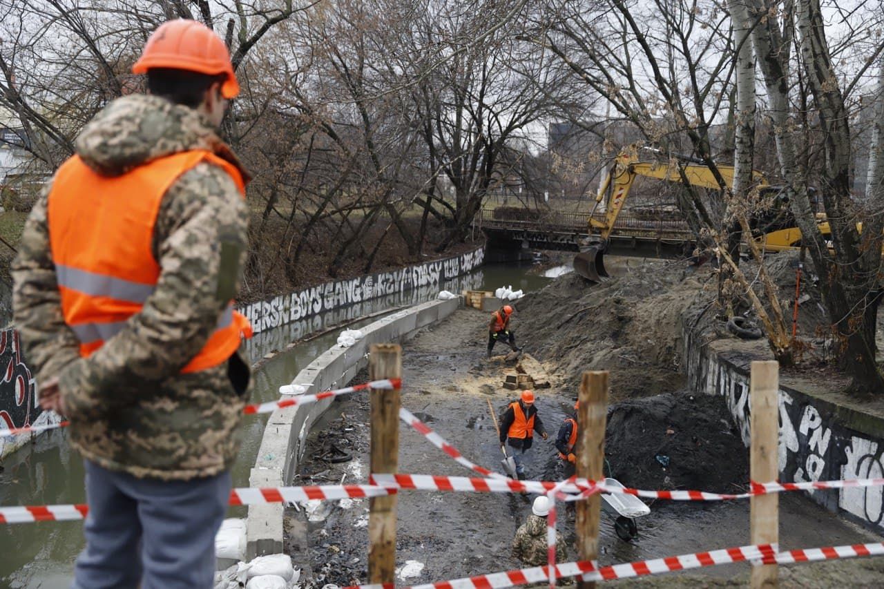 В КП "Плесо" утверждают, что проводить работы с руслом реки "Лыбидь" необходимо постоянно, чтобы не дать воде затопить коллекторы