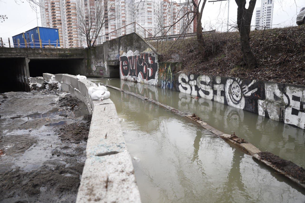 В настоящее время русло реки забрано в бетон и проходит отчасти под землей