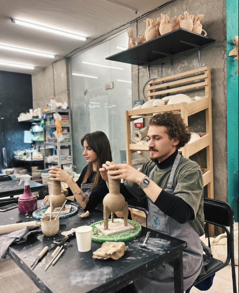 Создание декоративных бонгов на мастер-классе от KUST. Фото: Facebook KUST