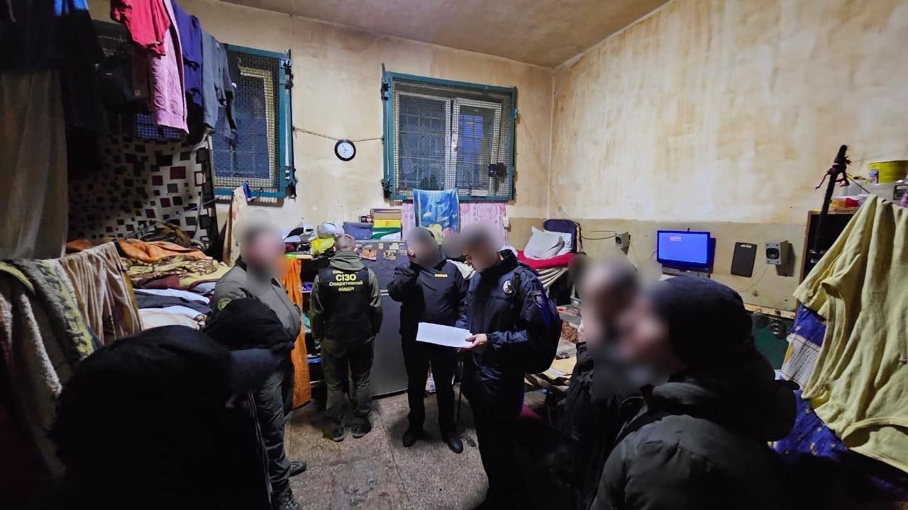 Генпрокуратура викрила групу дилерів, які постачали наркотики до Київського СІЗО 1